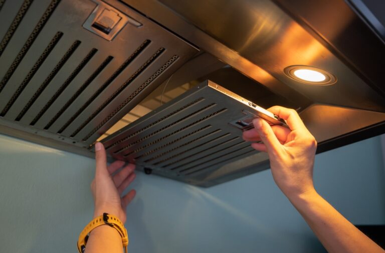 Woman,Hands,Trying,To,Removing,A,Filters,From,Cooker,Hood